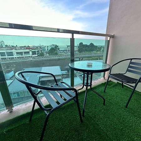 Roxy Apartment Кучінг Екстер'єр фото