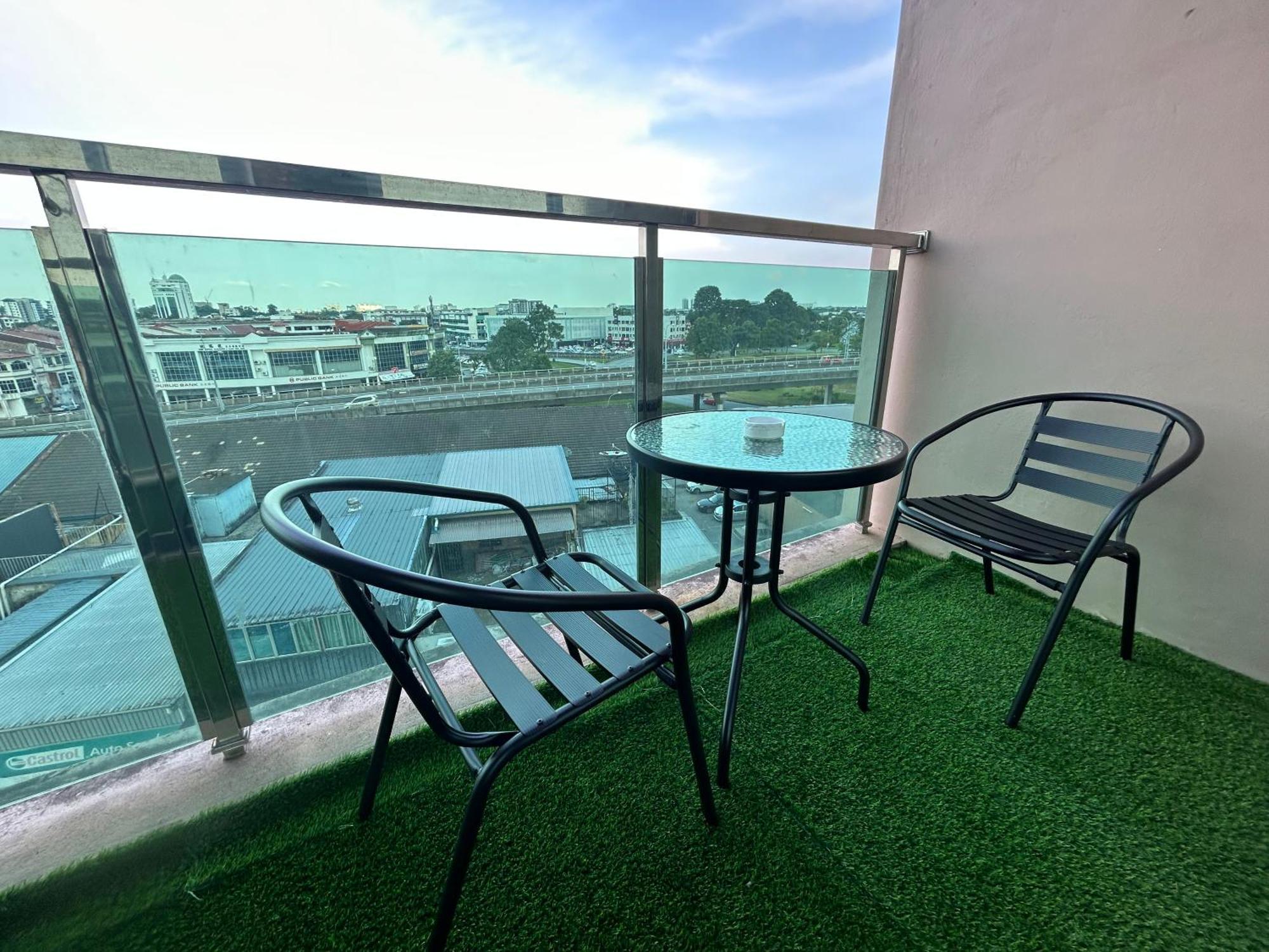 Roxy Apartment Кучінг Екстер'єр фото