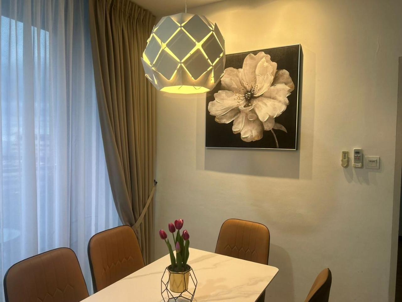 Roxy Apartment Кучінг Екстер'єр фото