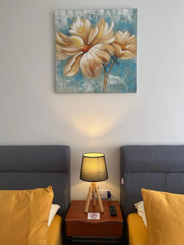 Roxy Apartment Кучінг Екстер'єр фото